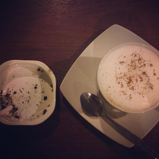 Ngopi dulu sambel menikmati hujan, coflov.