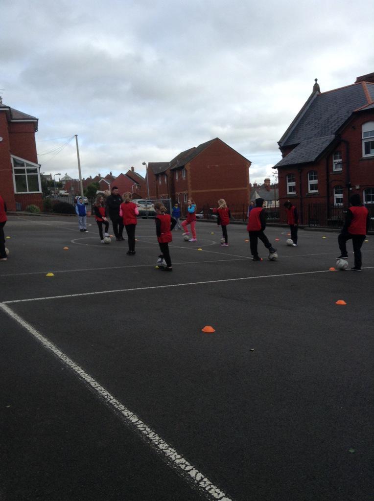 gladstonebarry's tweet photo. Year 5 are braving the cold for their outdoor football session this morning with @CardiffCityCCFC ⚽️ #teamyearfive http://t.co/IE3AQLOIAe