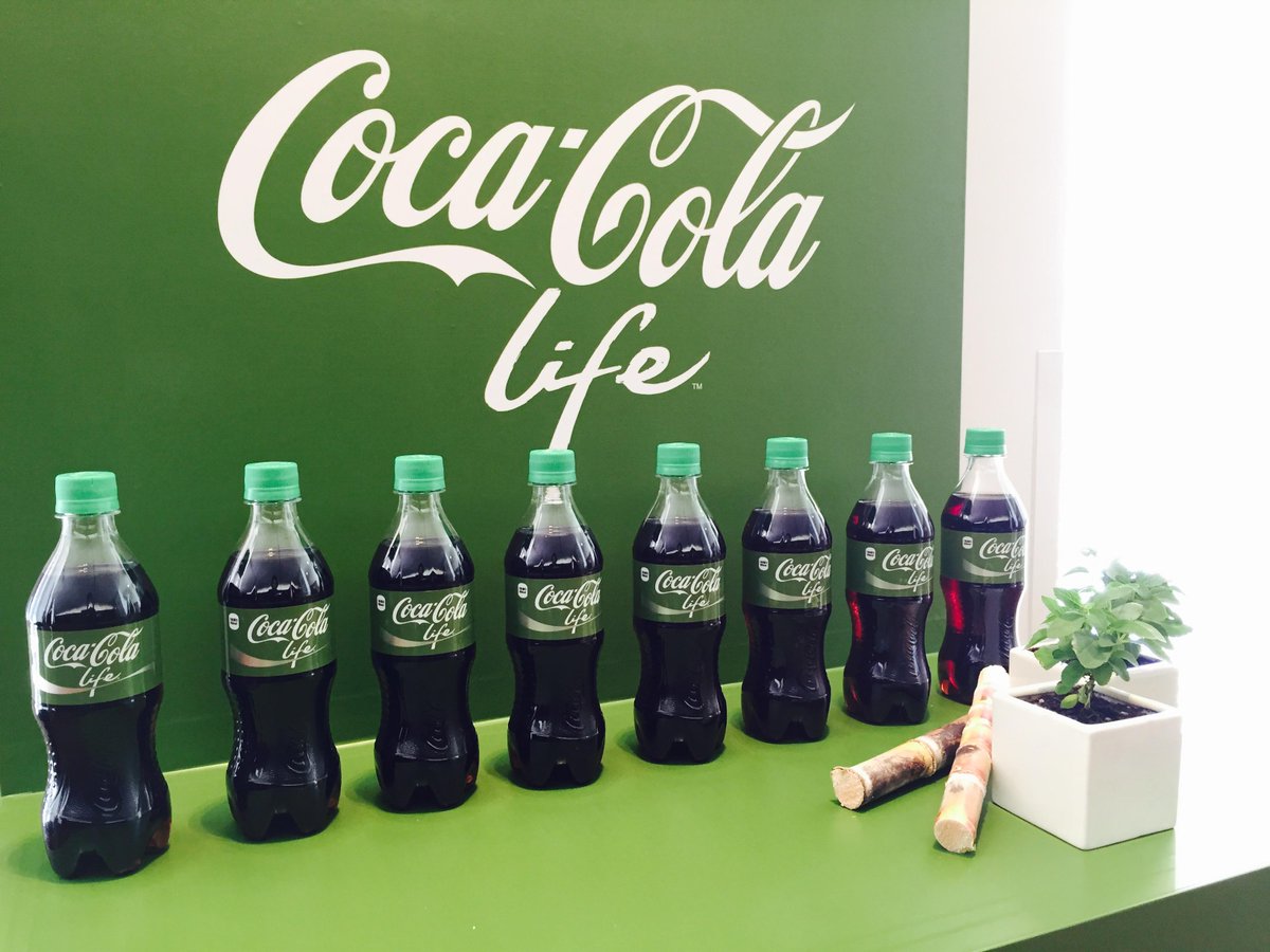 Twitter पर コカ コーラ コカ コーラから8年ぶりとなる新ブランド コカ コーラ ライフ コカ コーラのおいしさを 植物由来の砂糖とステビアの甘みでカロリーオフに 3月9日 月 をお楽しみに Http T Co Gdwppx3nvf