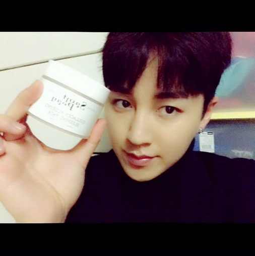 FameUs_INTL's tweet photo. [TRANS] 150127 Daeyoung's IG~

"#FameUs #HongikSkin #CollagenPack #MySkinIsGoingToBeHandsome!!!✌️✌️ #AjajaFighting🙌🙌" http://t.co/21Ufl7aKVg