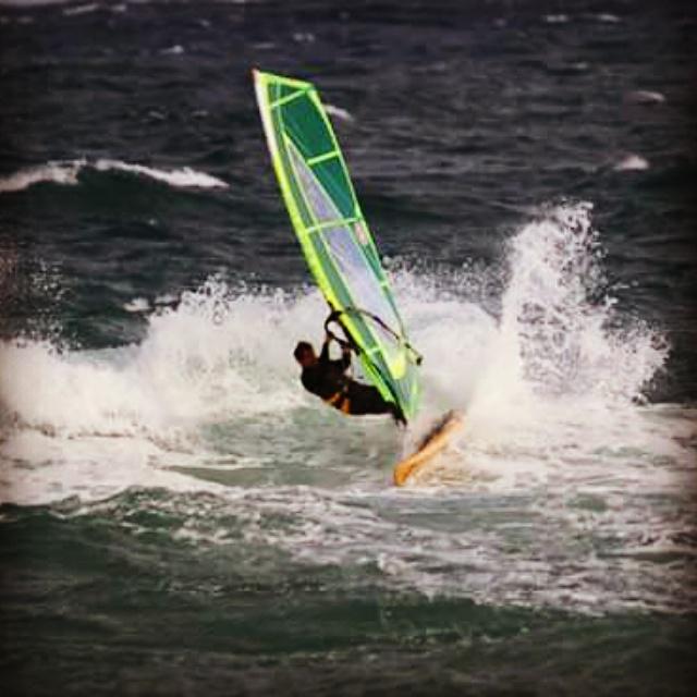 jsepulcre's tweet photo. Florent Moreau doing hard #windsurf #windsurfing #bubbleboards #bubbblecustomboard #catalunya #pals #hotsailsmaui http://t.co/ZFxENQVfCV