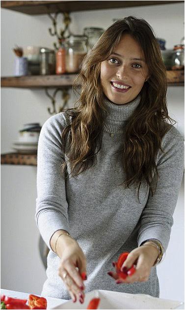 @DeliciouslyElla flashing her fab smile.Make sure to floss after your delicious food #beyondbrushing #deliciouslyella