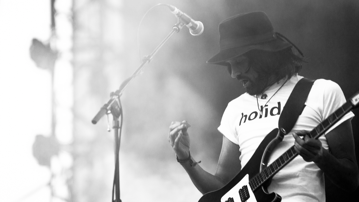 TheNewSoma's tweet photo. Sergio Pizzorno de Kasabian en el Corona capital 2014 https://t.co/fAt6wN5FuD http://t.co/E3f8ptnYfl