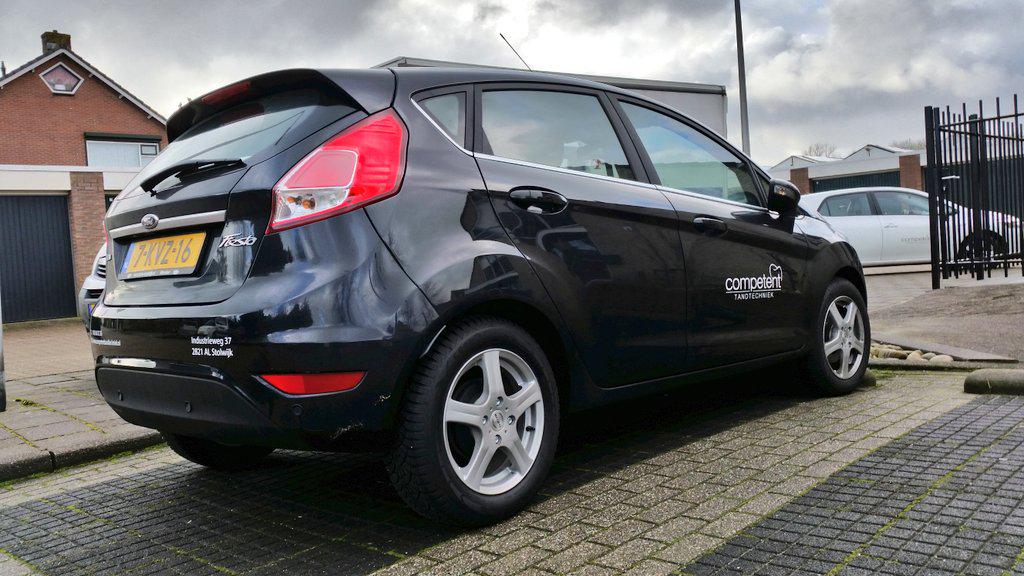 ROAXDESIGN's tweet photo. Strak en simpel, autobestickering voor Competent Tandtechniek. http://t.co/fQgvmI3itv