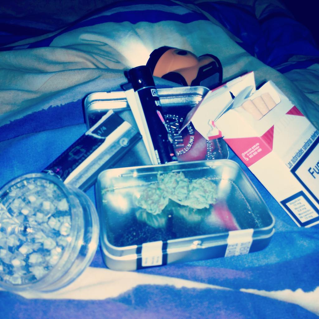 AdrianGG1706's tweet photo. Buenas tardes 👌👌 @OsitoFumonOFI  @wikimarihuana  @cogollofumado  @marihuanero247 http://t.co/x4BDiwejQe