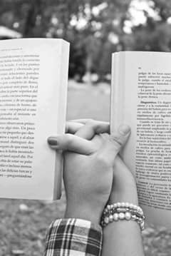 moni_fierce's tweet photo. Eu quero um relacionamento desse ❤📖 http://t.co/uyynZyQ88p