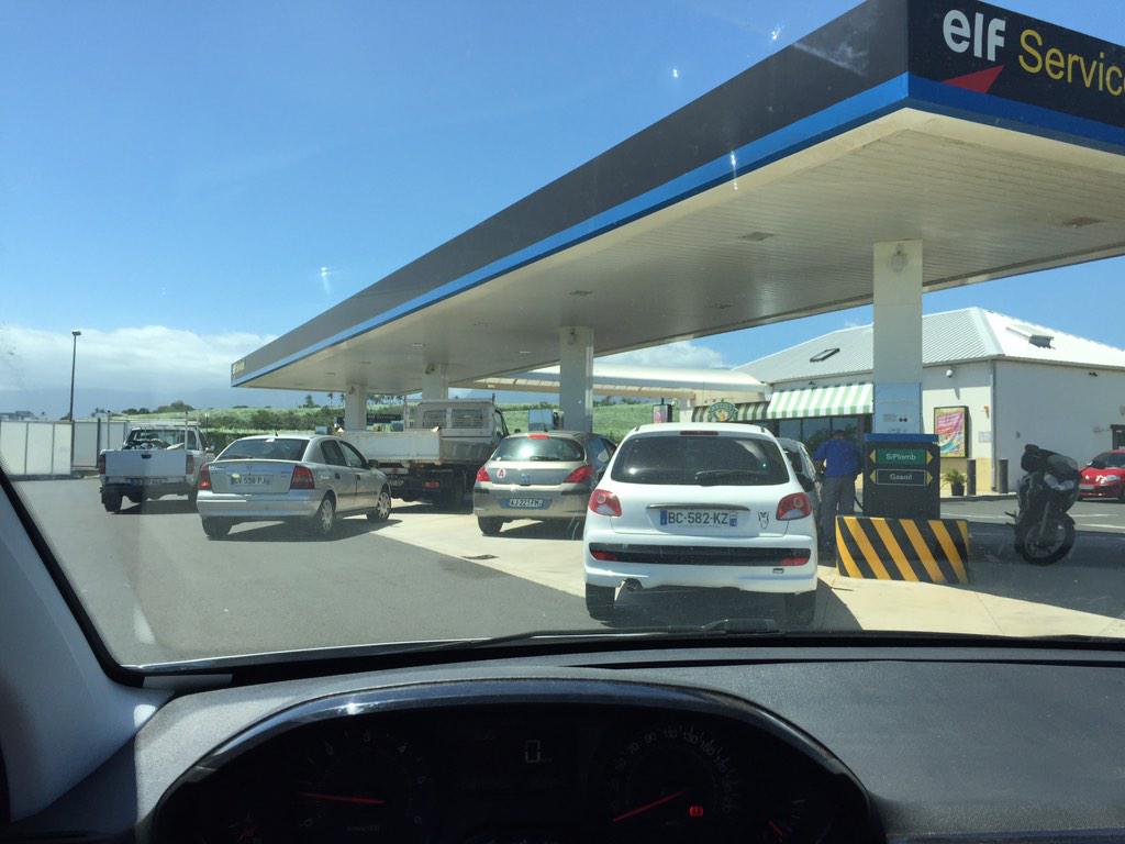 Embouteillage inutile 😤 laissé les gens qui en ont vrmnt besoin ! #PreavisDeGreve #LaReunion