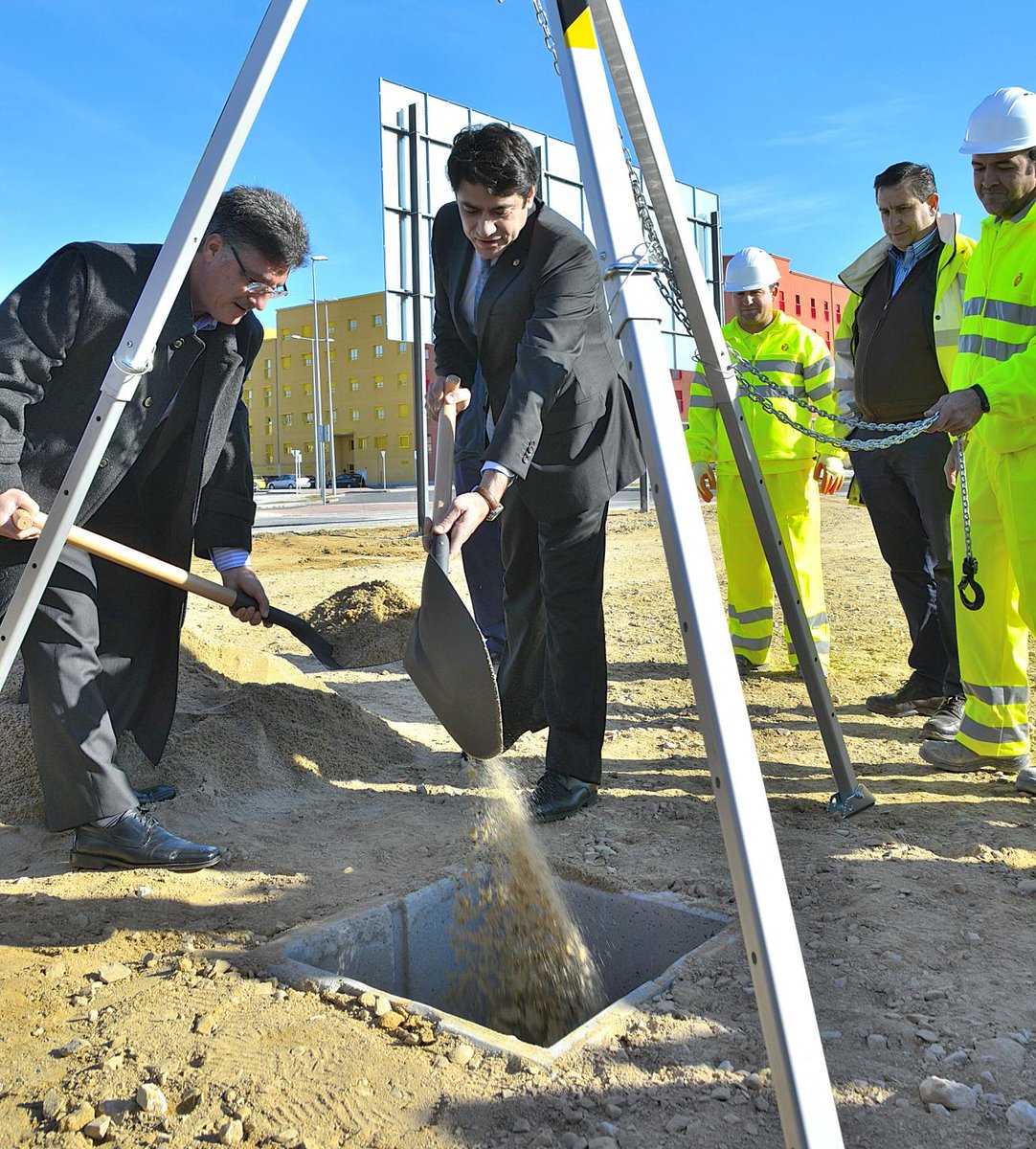 davidperez's tweet photo. La Ciudad del #Padel engloba creación de #empleo, fomento del #deporte y nuevos servicios para  vecinos #Alcorcón http://t.co/g9Kw4AzRp2