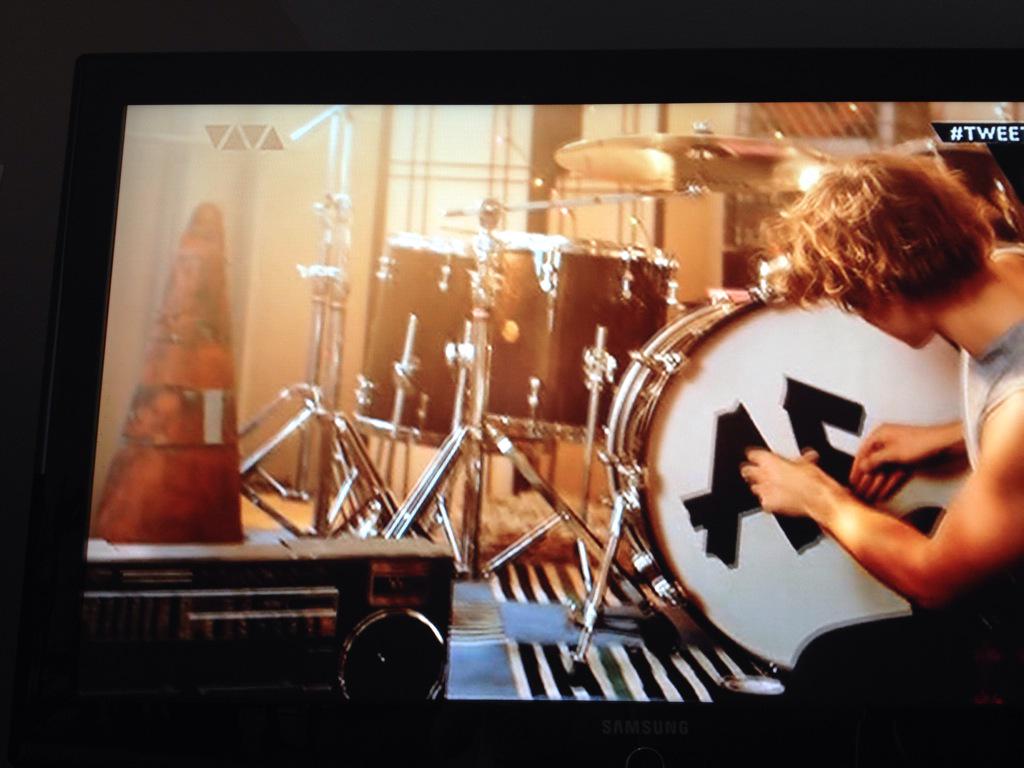 5Secs_Of_Heroes's tweet photo. @vivaonline DANKE DANKE DANKEEEE!!❤️❤️ HAB DIE GANZE ZEIT DRAUF GEWARTET 😍😍 #TweetClips #5SOSAmnesia http://t.co/cUGJXDRe3V