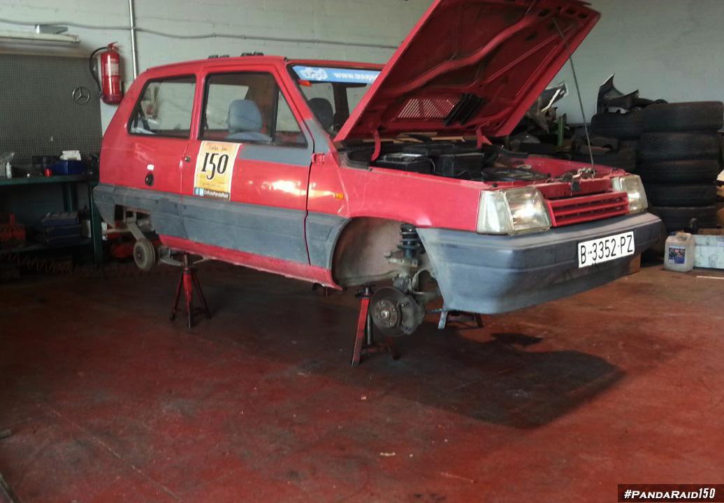 EnrutaPandaRaid's tweet photo. ¡Nos ponemos manos a la obra! Desmontando y revisando el coche: 1) Amortiguadores y frenos. #PandaRaid150 http://t.co/Aylr1Eb3Je