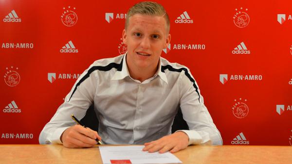 AFCAjax's tweet photo. Trotse @Donny_beek6 tekent contract tot medio 2018: http://t.co/Ws91mBp9zq http://t.co/07J88Tj6jQ