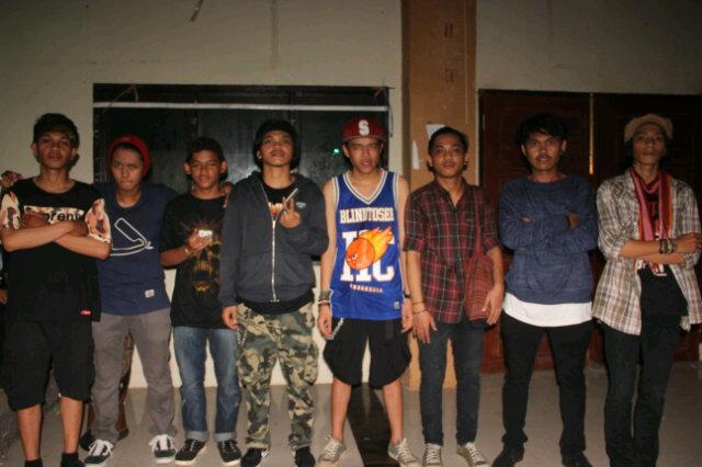 BF_BIGFAMS's tweet photo. Ceritanya foto dulu sebelum naik paggung gitu:D at 3rd anniversarry @Flow_Reggae http://t.co/7VWbHzDX0P