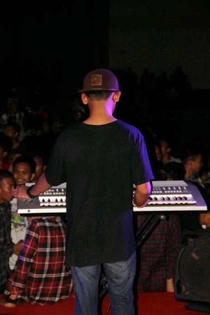 BF_BIGFAMS's tweet photo. Yg ini keyboardist kita si Andry. Kecil kecil tapi kalo bicara soal skill? Hmm! http://t.co/fuyiZcO2sD