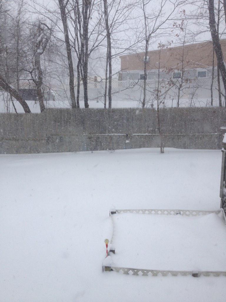 TimLax10's tweet photo. @CNN @weatherchannel @JimCantore  22 inches in Derry NH.  Photos taken 24hrs apart. http://t.co/Px0AeBcb1H