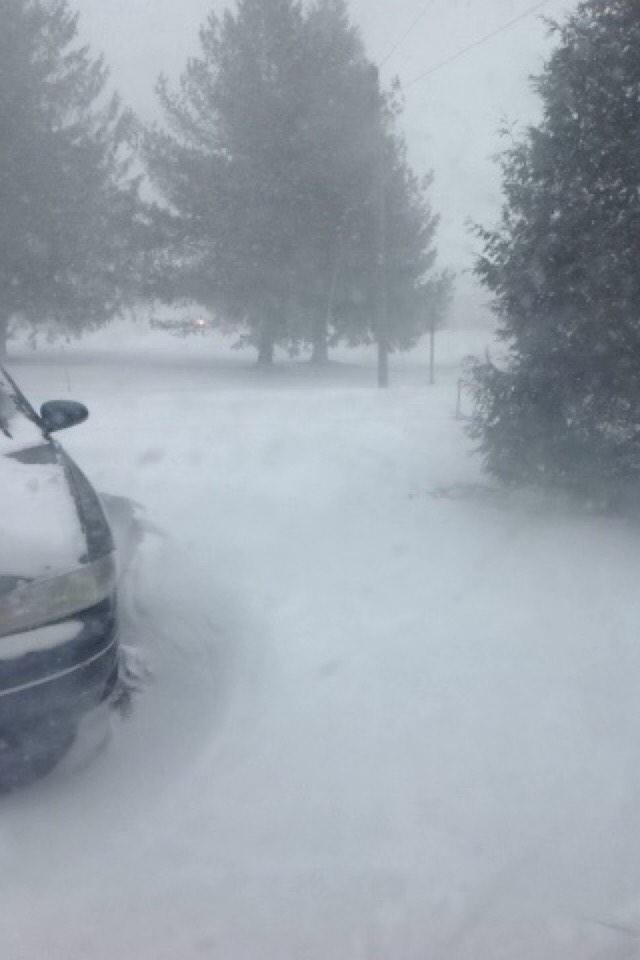 kitkate2497's tweet photo. #blizzardof2015 #MaineBlizzard 😰❄️⛄️ http://t.co/ptAKr5E6V8
