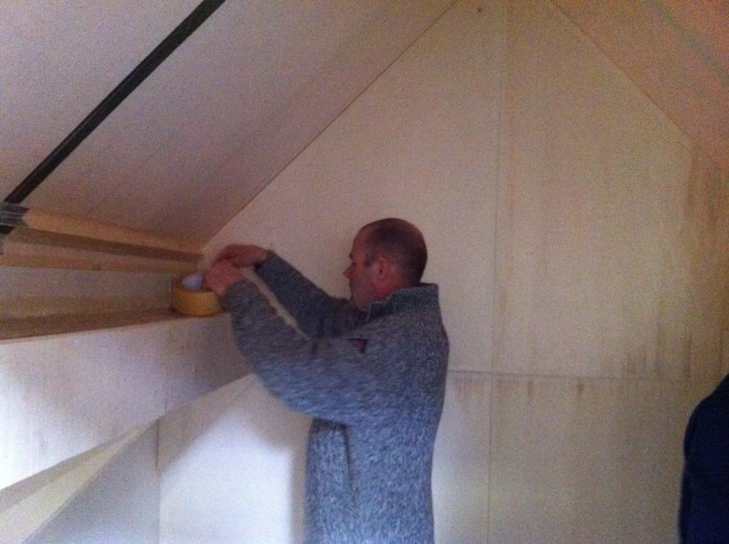 Vandaag eerste zeer leerzame cursus luchtdicht bouwen. Valt nog niet mee zo'n "hokje" luchtdicht afwerken.