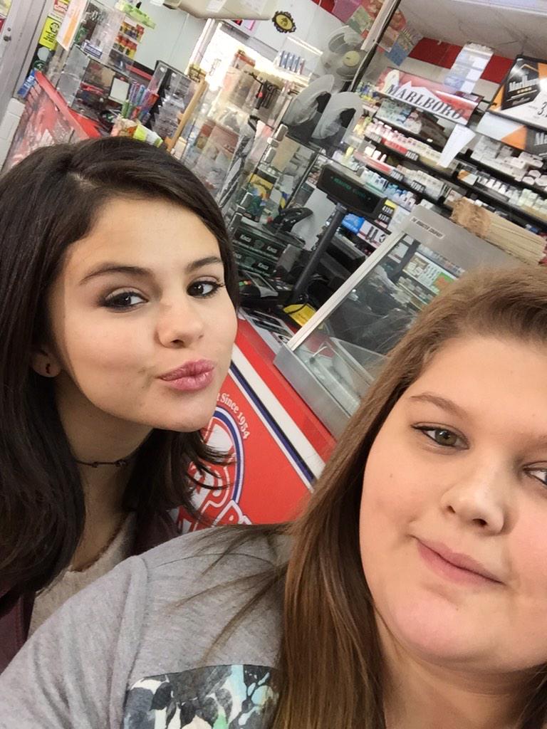 theTGSL's tweet photo. ME AND SELENA 😍😍😍 http://t.co/hKxsojhgz6