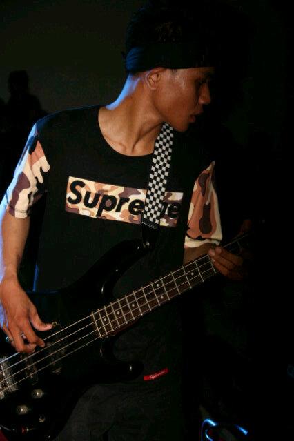 BF_BIGFAMS's tweet photo. Nah ini bassist kita @hery_BF keren yah http://t.co/AS7XEZCXQO