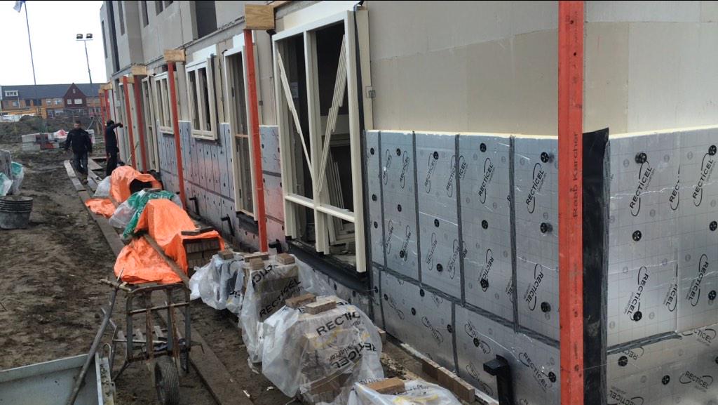 Eerste kozijnen al weer geplaatst en de isolatie word aangebracht. #Alexiahof#