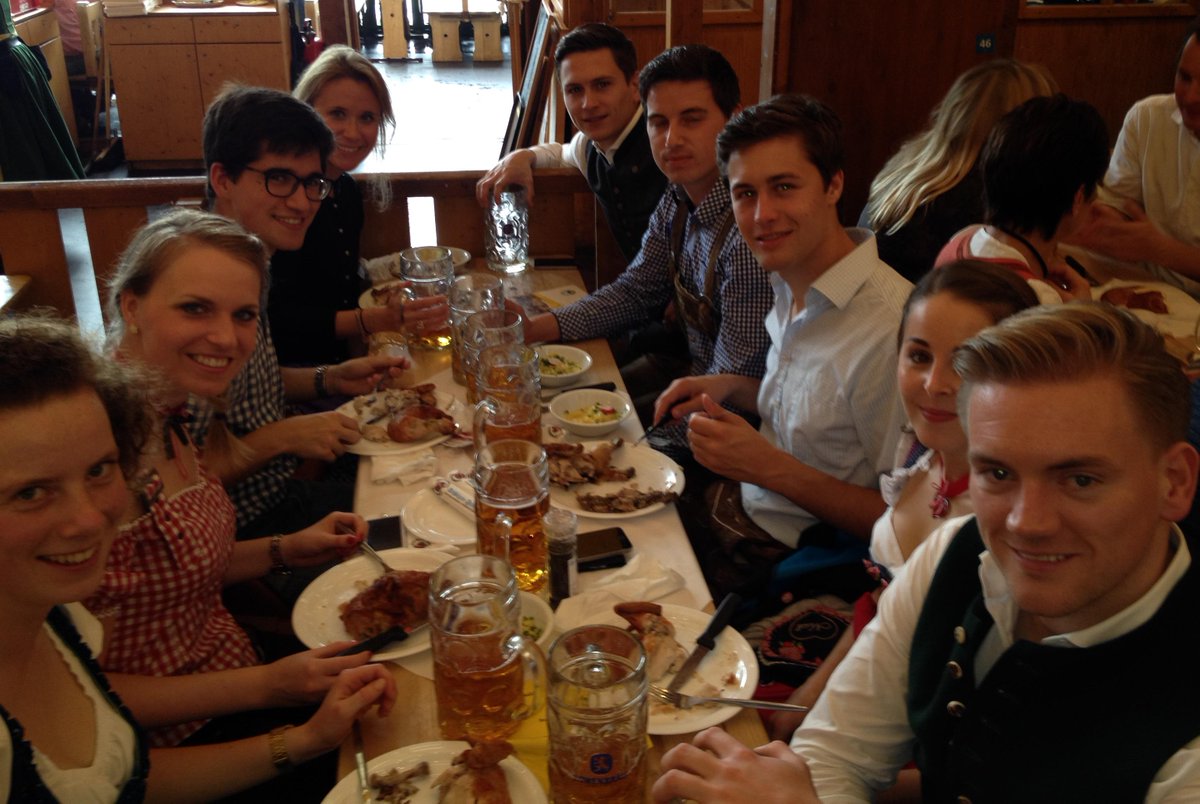 EYGSACareers's tweet photo. Als Förderpraktikant zum größten Volksfest nach München? @ariLIne berichtet heute im #EYBLog. http://t.co/nRJ4wJVmEI http://t.co/lagsQu3Lv1