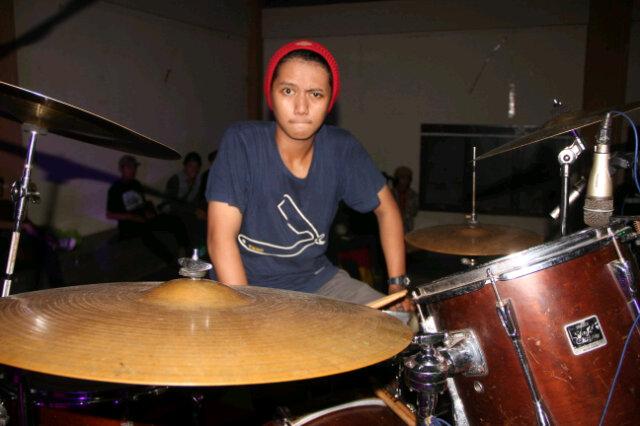 BF_BIGFAMS's tweet photo. Karena siap on stage drummer paling belakang, @Dedeliciouss_ drummer kita juga upload-an twitpic nya belakangan :D http://t.co/Xoe9z4g7Si