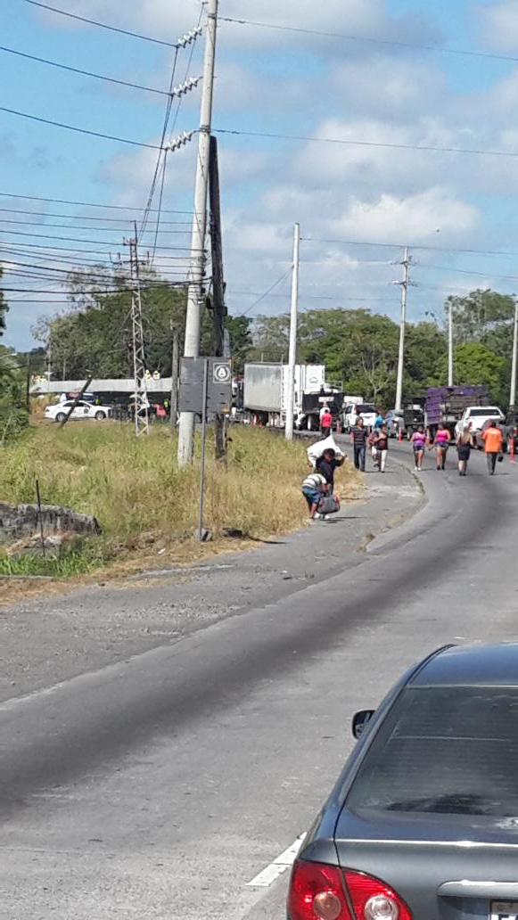 calitopecas's tweet photo. Acaban de abrir el paso sobre el puente río piedra gracias a la policia @MiDiarioPanama http://t.co/nVkwJCqGtg