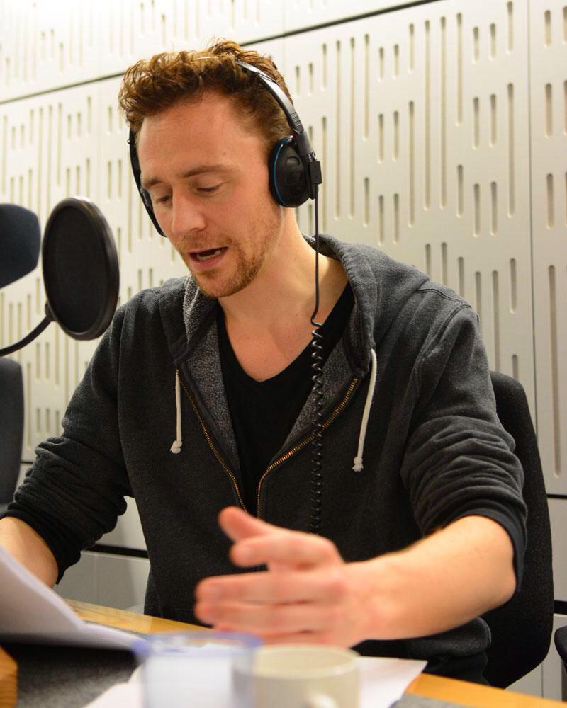 heliveforme1's tweet photo. Good afternoon with Tom!! #TomHiddleston @twhiddleston #perfect #beautiful #GoodAfternoon #eyes #smile http://t.co/fdpoa4dYD3