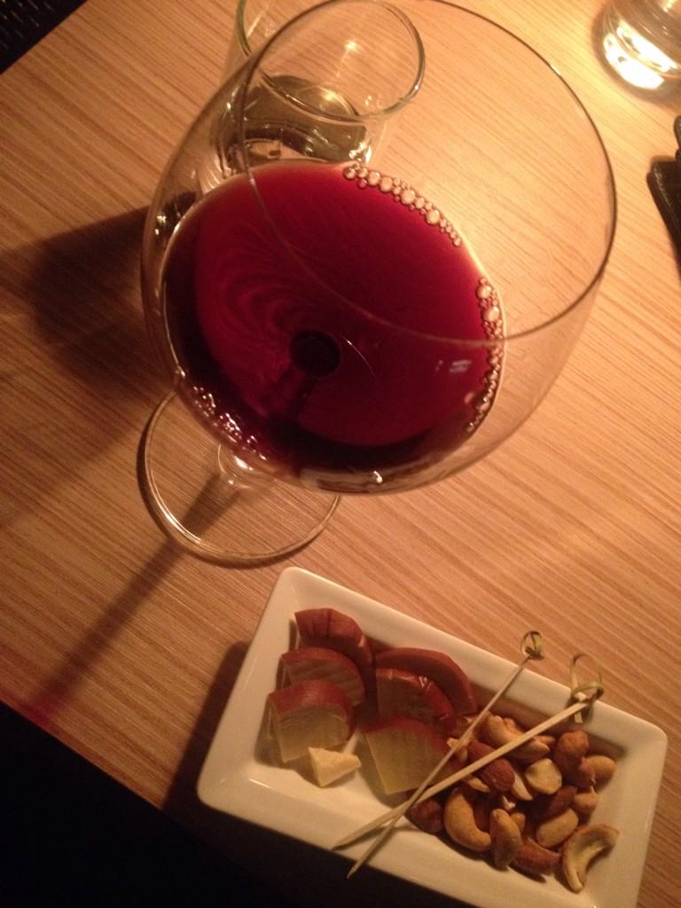 YuPinChiu's tweet image. Good to have glass of wine after work on Monday💋