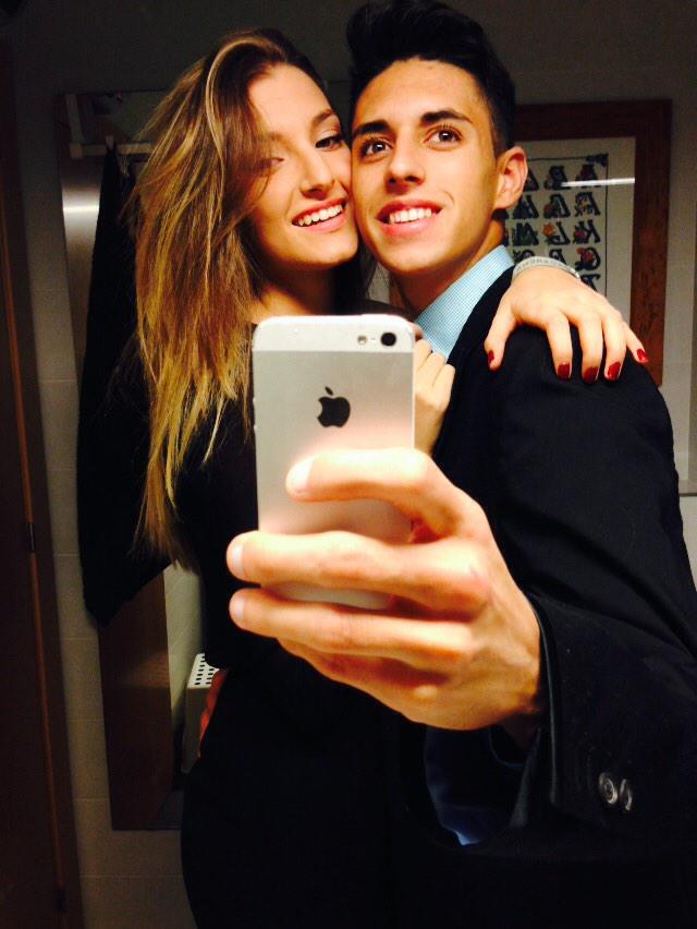 Niiiko96's tweet photo. "@AliciaRiquitiqu: 1año9meses. 🐣🔐💏👑💍💖 http://t.co/iwNUwVtSdA"
Por los que nos quedan ♥