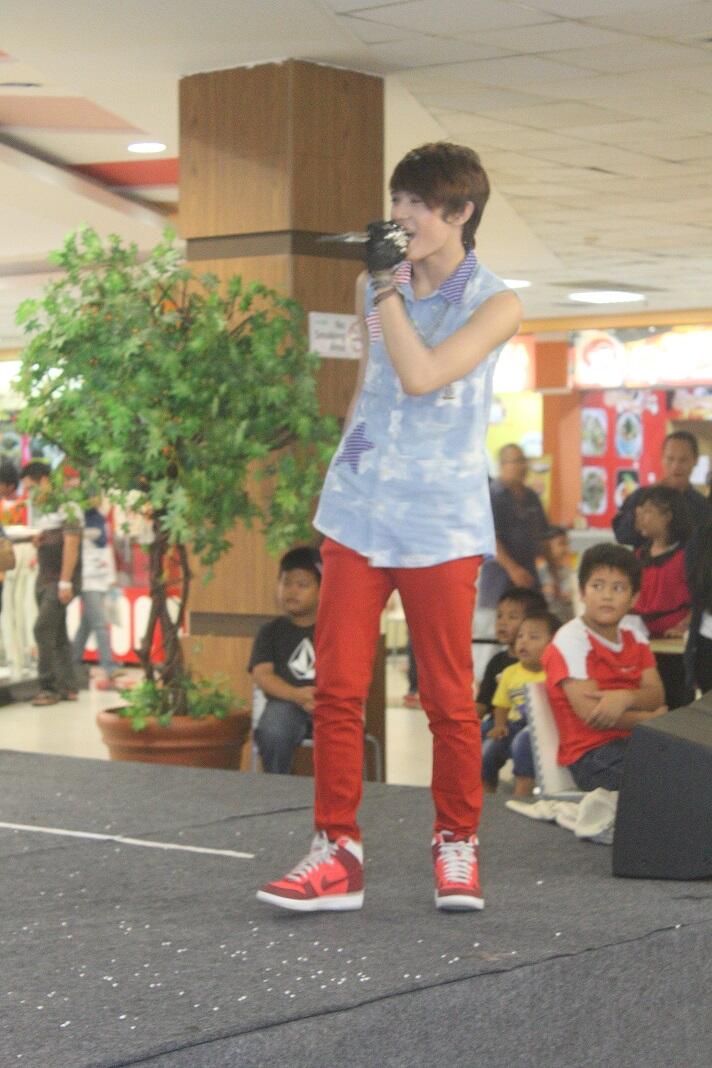 asian_culture15's tweet photo. Nah Member yg kedua ka @suryadilagaa (Rapper) kak Surya juga X-Membernya Blitz :D http://t.co/sQxp1k664F