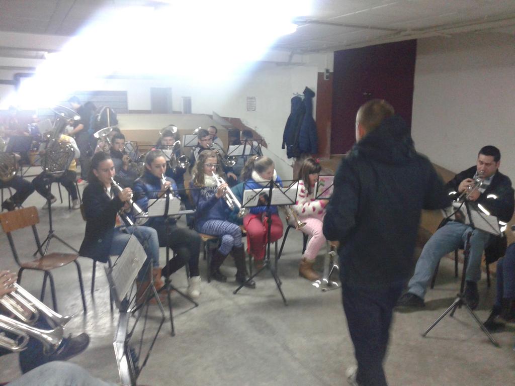 Paco_Lomas's tweet photo. @dulcenombream  buen ensayo chicos http://t.co/1uLctYeWy2