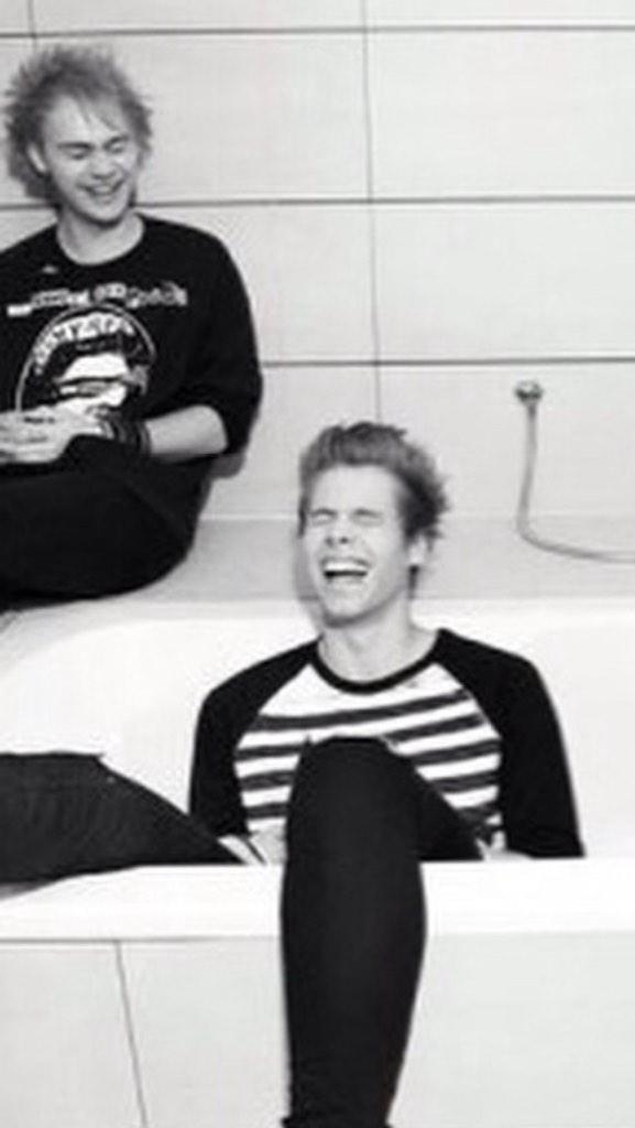 morganedubas's tweet image. Muke 😭😊 #LoopOff5SOS #LOOPOFF