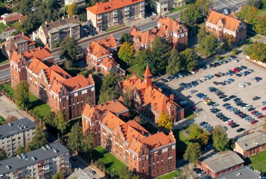 Having 9,700 students and 600 persons in educational staff (in 2006), the University offers 67 undergraduate degrees