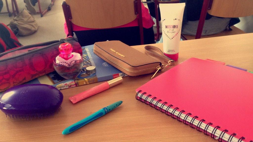 NikolMurasova's tweet photo. School time😏💤🎓📚 http://t.co/xHxpN5rJjX