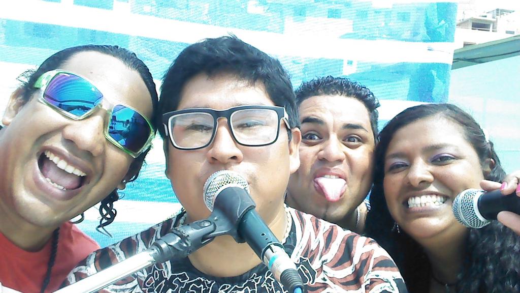 DOMINIALE's tweet image. Fin de semana haciendo lo q uno mas disfruta...musica es lo ke hay!!!!!