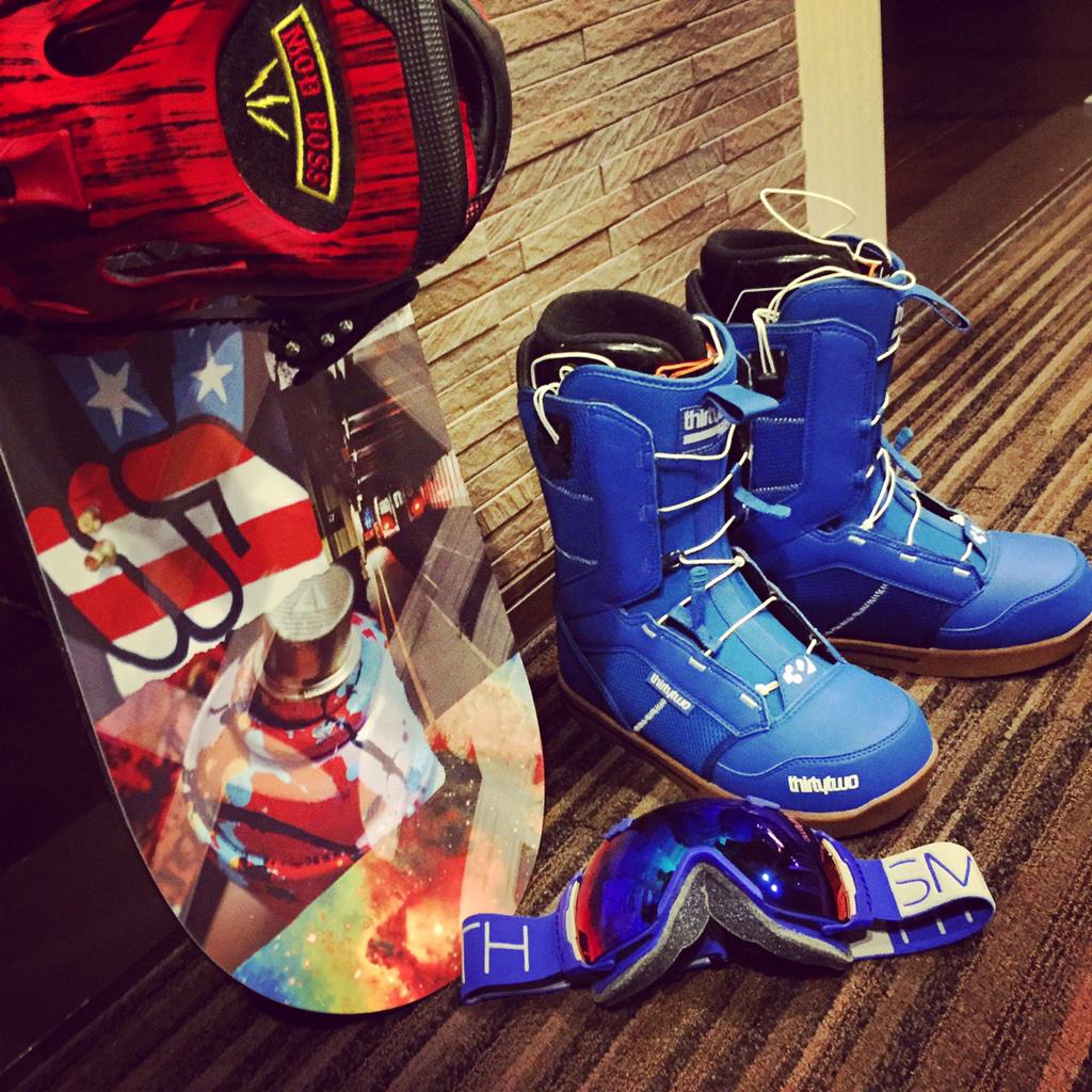 djyagi0703's tweet photo. ボードの一式買い換えました😎👍
明日から雪山に篭ります😤✨
#snowboard #BUR
TON #DEATH_LABEL #thirtytwo #SMITH_OPTICS #新年会は山に篭って合宿です #興奮して寝れない http://t.co/t8oljW3USS