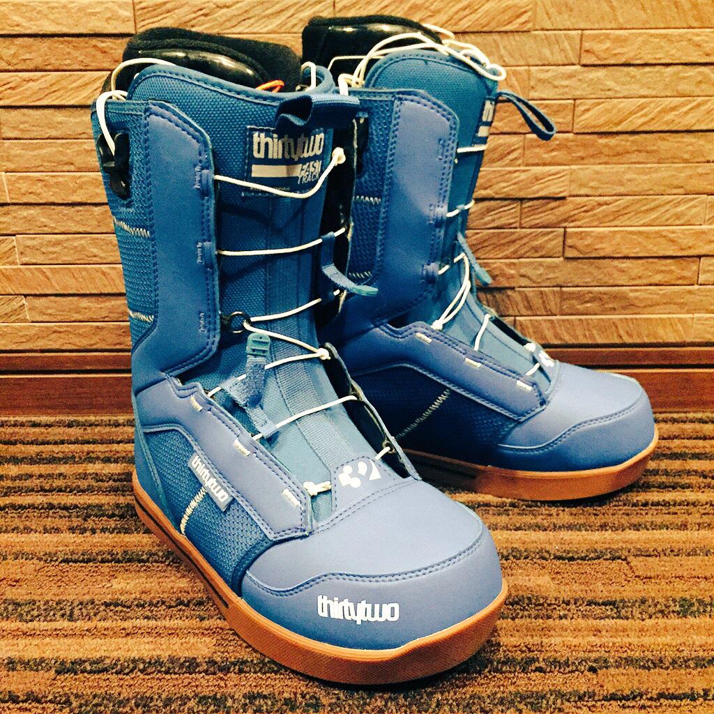 djyagi0703's tweet photo. ボードの一式買い換えました😎👍
明日から雪山に篭ります😤✨
#snowboard #BUR
TON #DEATH_LABEL #thirtytwo #SMITH_OPTICS #新年会は山に篭って合宿です #興奮して寝れない http://t.co/t8oljW3USS