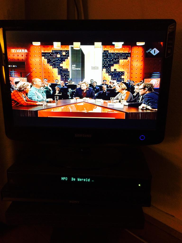 OscarvanG's tweet photo. @erikjanharmens Hier moet op gedronken worden! #hallomuur #BoekvandeMaand #dwdd http://t.co/0ukJP4oacr