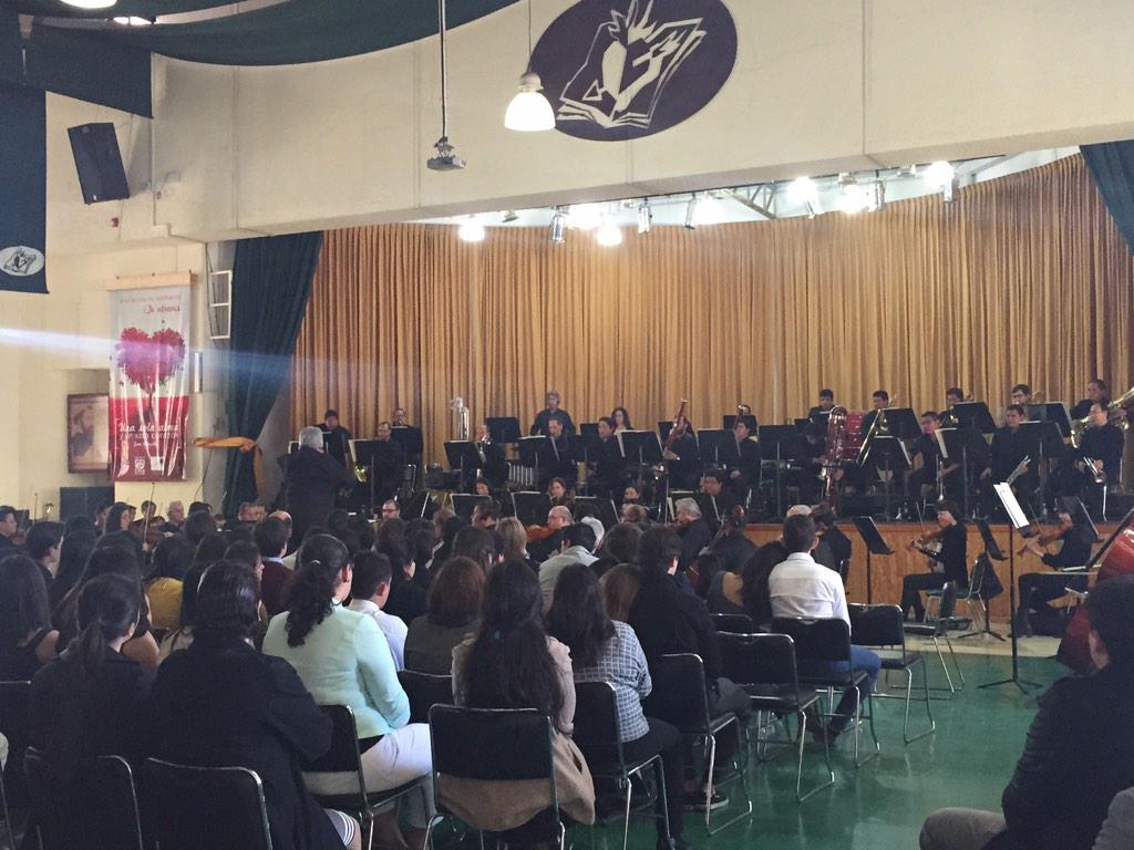 secundariafll's tweet photo. Orquesta Filarmónica de Querétaro en el FLL. Alumnos de Secundaria y Preparatoria disfrutando de singular evento. http://t.co/l8okh708L1