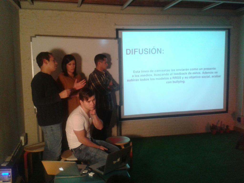 escuelacomplot's tweet photo. Presentación con #MarcSánchez, nuestros compañeros se animan a ser los primeros ¡Valientes al ruedo! http://t.co/V9HWCnBfBZ