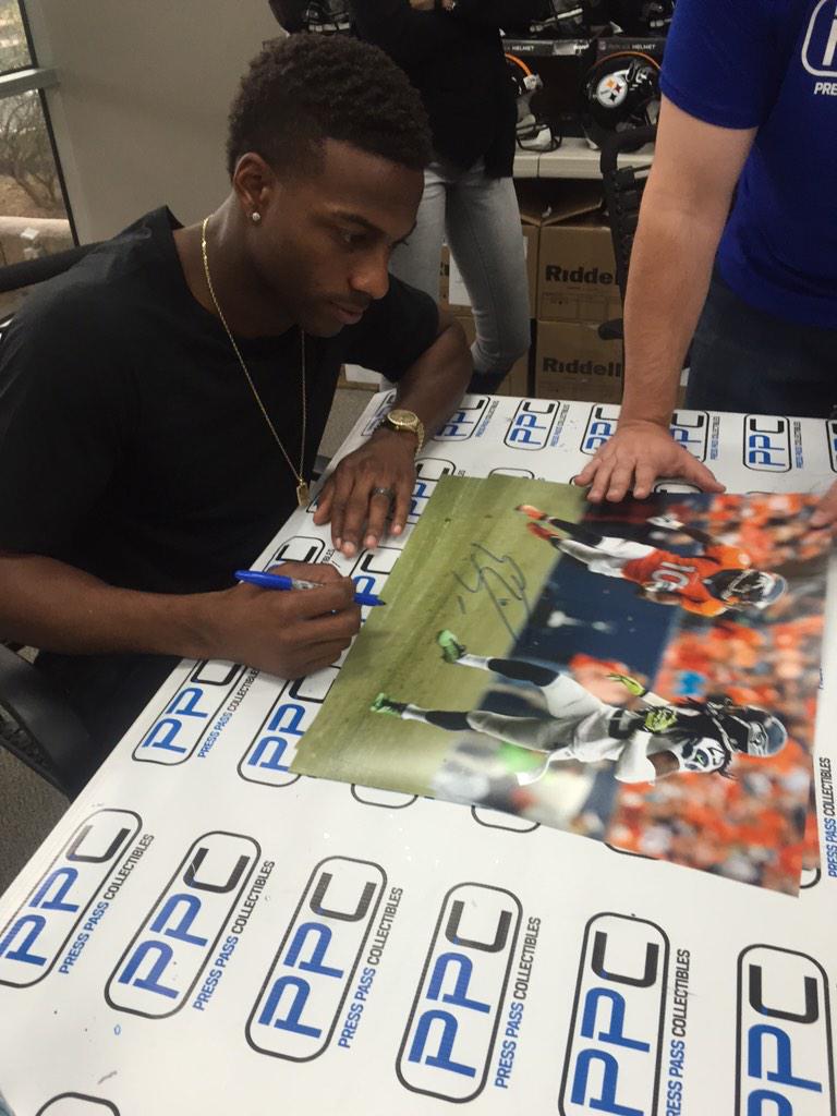 ESanders_10's tweet photo. On the clock ⌚ @PressPassMem #SuperbowlHustle 💸💵💸💵 http://t.co/bAHaAuCyHu