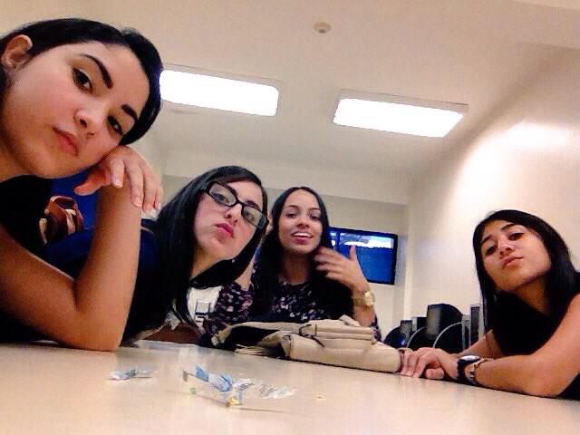 UnaTalToti's tweet photo. Un bien día con las ladys💁👊💕 @valeriafiguera @Ludvisita_ @_cuaimatizada http://t.co/kFwAjBdshO
