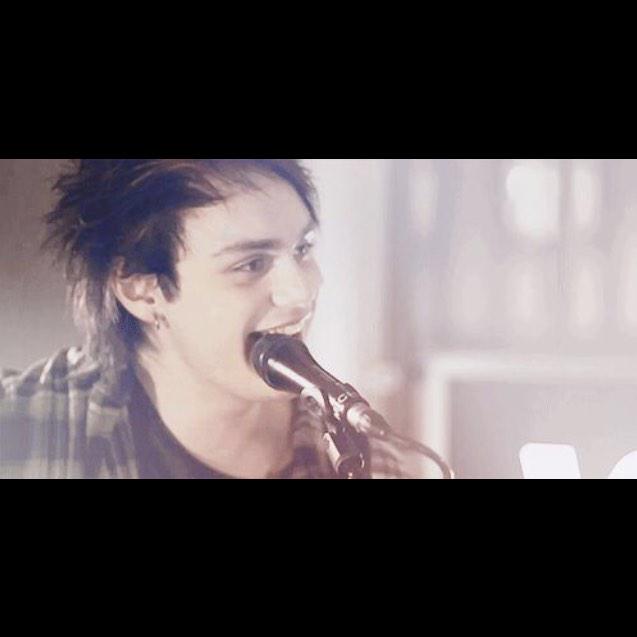 morganedubas's tweet image. #LoopOff5SOS Michael is cute as a kitten bc he's badass