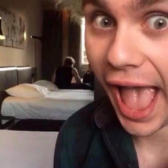 myemochem_'s tweet image. Me now #LoopOff5SOS