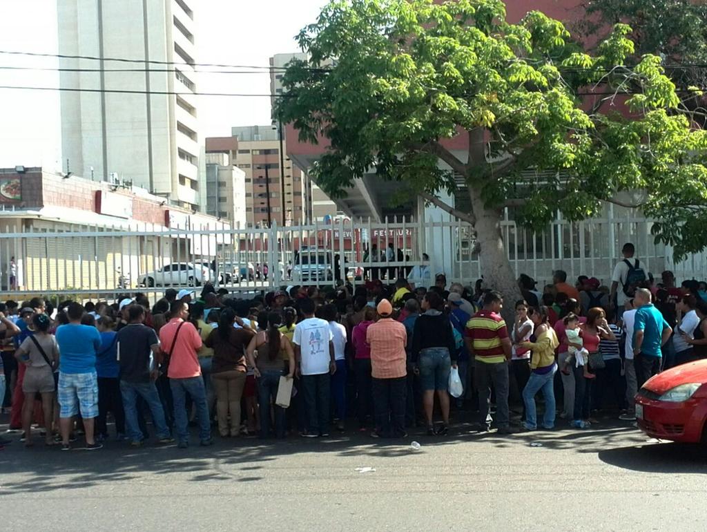 Un país q se humillan por falta de insumos #maracaibo #27E <a href="/soyfdelrincon/">Fernando Del Rincon</a> <a href="/CNNEE/">CNN en Español</a> <a href="/unicef_es/">UNICEF España</a>  bebes ahogados del calor