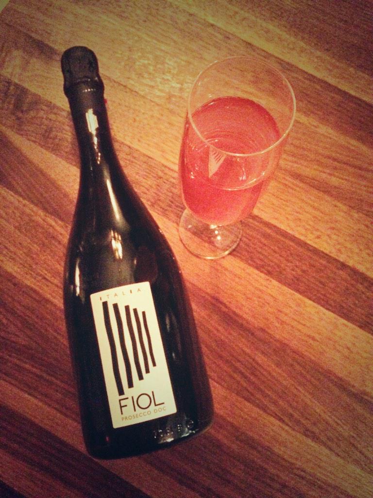 iyellowwineclub's tweet photo. .@FIOLprosecco Betcha can't have just one! http://t.co/jJdGf987ON