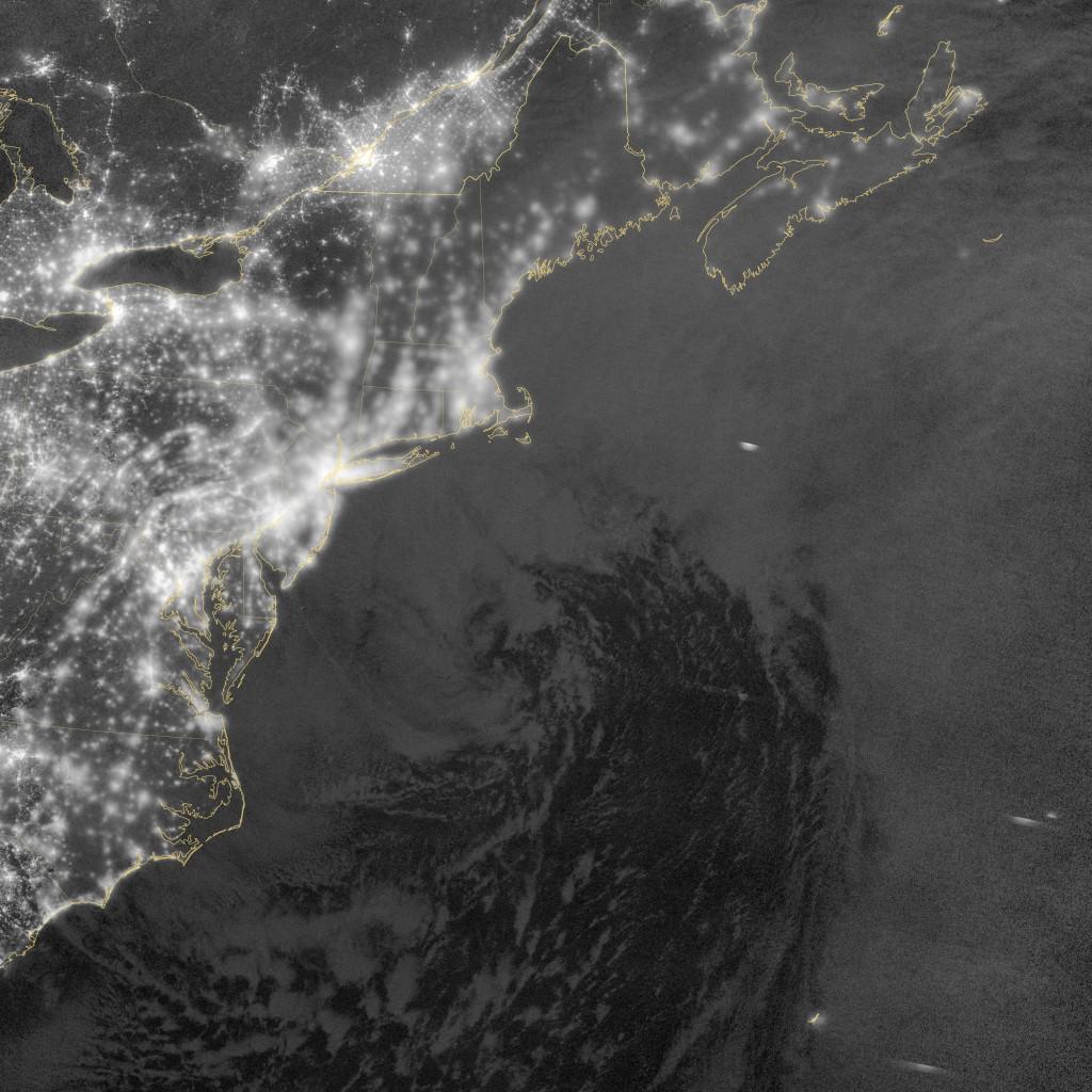 DiscoverMag's tweet image. [UPDATED] New satellite images of nor&apos;easter pummeling Long Island &amp;amp; New England bit.ly/1Ep6Dlb