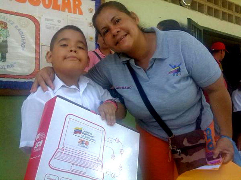 Estudiantes aragüeños reciben computadoras Canaima bit.ly/1yLGDgq <a href="/CiudadMCY/">Ciudad MCY</a>