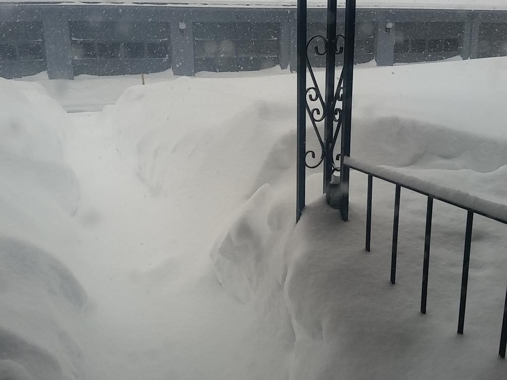 GaIaxuhs's tweet photo. Definitely 2+ Feet of snow here in Nashua, NH @WCVB @HarveyWCVB @Met_CindyFitz #Juno http://t.co/VanXB6Q7tv