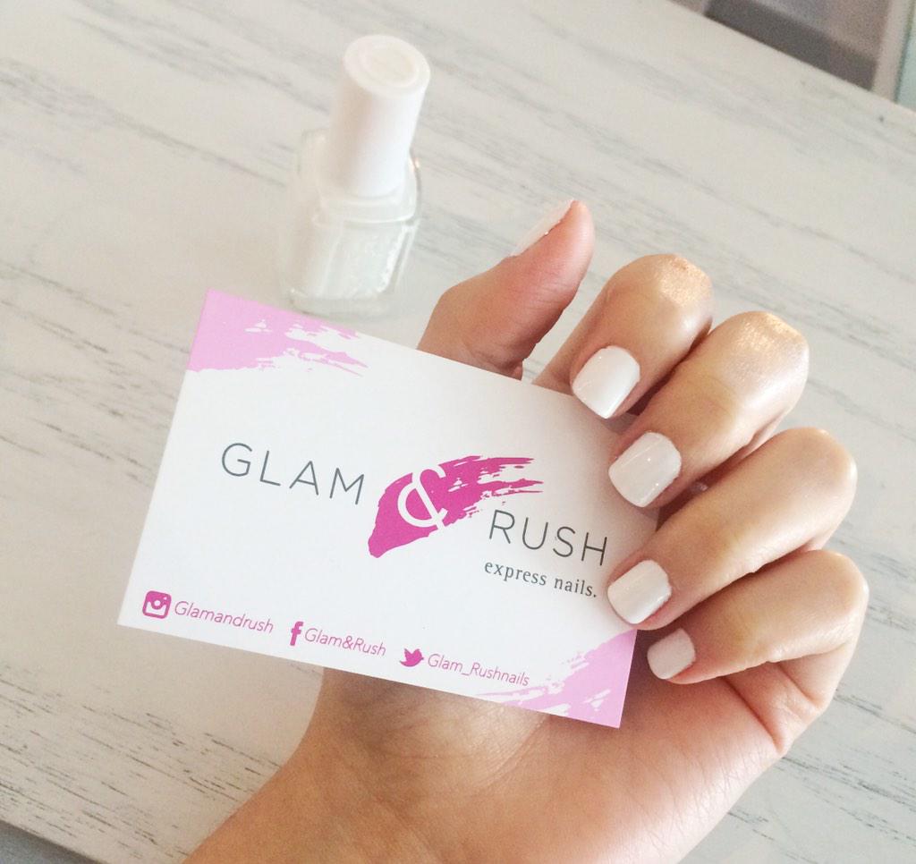 Las uñas blancas quedan perfectas para cualquier temporada #glamyourmani
